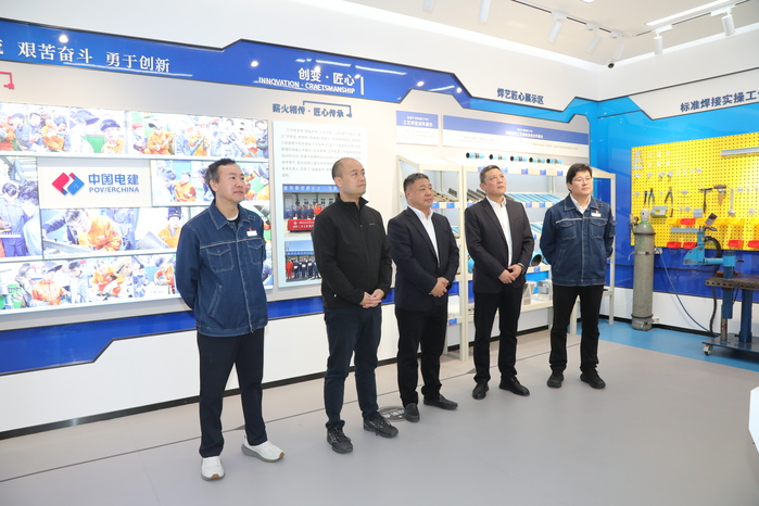 参观展厅.JPG